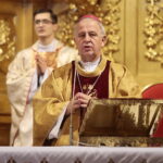 19.11.2022. Kielce. Światowy Dzień Młodzieży w wymiarze diecezjalnym. Przy ołtarzu biskup Jan Piotrowski. / Fot. Wiktor Taszłow - Radio Kielce