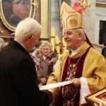 20.11.2022. Kielce. Wręczenie medali „Pro Christo Rege Et Ecclesia”. Na zdjęciu (z lewej): Józef Snochowski, Jan Piotrowski - biskup kielecki / Fot. Wiktor Taszłow - Radio Kielce