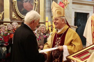 20.11.2022. Kielce. Wręczenie medali „Pro Christo Rege Et Ecclesia”. Na zdjęciu (z lewej): Józef Snochowski, Jan Piotrowski - biskup kielecki / Fot. Wiktor Taszłow - Radio Kielce