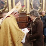 20.11.2022. Kielce. Wręczenie medali „Pro Christo Rege Et Ecclesia”. Na zdjęciu: Jan Piotrowski - biskup kielecki, Teresa Dudała / Fot. Wiktor Taszłow - Radio Kielce