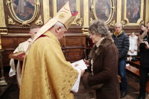 20.11.2022. Kielce. Wręczenie medali „Pro Christo Rege Et Ecclesia”. Na zdjęciu: Jan Piotrowski - biskup kielecki, Teresa Dudała / Fot. Wiktor Taszłow - Radio Kielce