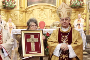 20.11.2022. Kielce. Wręczenie medali „Pro Christo Rege Et Ecclesia”. Na zdjęciu: Teresa Dudała, Jan Piotrowski - biskup kielecki / Fot. Wiktor Taszłow - Radio Kielce