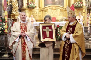 20.11.2022. Kielce. Wręczenie medali „Pro Christo Rege Et Ecclesia”. Na zdjęciu (w środku): Teresa Dudała; (z prawej): Jan Piotrowski - biskup kielecki / Fot. Wiktor Taszłow - Radio Kielce