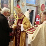 20.11.2022. Kielce. Wręczenie medali „Pro Christo Rege Et Ecclesia”. Na zdjęciu (z lewej): Józef Snochowski, Jan Piotrowski - biskup kielecki / Fot. Wiktor Taszłow - Radio Kielce