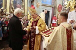 20.11.2022. Kielce. Wręczenie medali „Pro Christo Rege Et Ecclesia”. Na zdjęciu (z lewej): Józef Snochowski, Jan Piotrowski - biskup kielecki / Fot. Wiktor Taszłow - Radio Kielce