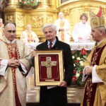 20.11.2022. Kielce. Wręczenie medali „Pro Christo Rege Et Ecclesia”. Na zdjęciu (w środku): Józef Snochowski; (z prawej): Jan Piotrowski - biskup kielecki / Fot. Wiktor Taszłow - Radio Kielce