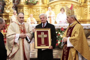 20.11.2022. Kielce. Wręczenie medali „Pro Christo Rege Et Ecclesia”. Na zdjęciu (w środku): Józef Snochowski; (z prawej): Jan Piotrowski - biskup kielecki / Fot. Wiktor Taszłow - Radio Kielce