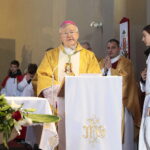 20.11.2022. Kraino. Odsłonięcie pamiątkowych tablic. Na zdjęciu biskup Andrzej Kaleta. / Fot. Wiktor Taszłow - Radio Kielce