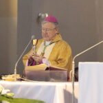 20.11.2022. Kraino. Odsłonięcie pamiątkowych tablic. Na zdjęciu biskup Andrzej Kaleta. / Fot. Wiktor Taszłow - Radio Kielce