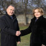 W Radkowicach powstanie wielofunkcyjne boisko - Radio Kielce 21.11.2022. Radkowice. Przekaznie funduszy z Funduszu Rozwoju Kultury Fizycznej dla Szkoły Podstawowej w Radkowicach. Na zdjęciu (od lewej): Robert Jaworski - burmistrz Chęcin i Anna Krupka - wiceminister sportu i turystyki / Fot. Wiktor Taszłow - Radio Kielce