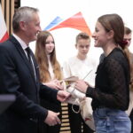 23.11.2022. Kielce. Finał 24. edycji Wojewódzkiego Konkursu Wiedzy o Bezpieczeństwie, Ratownictwie i Obronie Cywilnej. Na zdjęciu (od lewej): Zbigniew Koniusz - wojewoda świętokrzyski, Julia Włodarczyk- trzecie miejsce / Fot. Wiktor Taszłow – Radio Kielce