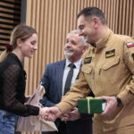 23.11.2022. Kielce. Finał 24. edycji Wojewódzkiego Konkursu Wiedzy o Bezpieczeństwie, Ratownictwie i Obronie Cywilnej. Na zdjęciu (od lewej): Julia Włodarczyk- trzecie miejsce, Kazimierz Mądzik - świętokrzyski kurator oświaty, nadbrygadier Krzysztof Ciosek - świętokrzyski Komendant Wojewódzki Państwowej Straży Pożarnej w Kielcach / Fot. Wiktor Taszłow – Radio Kielce