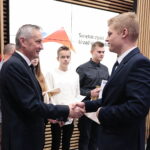 23.11.2022. Kielce. Finał 24. edycji Wojewódzkiego Konkursu Wiedzy o Bezpieczeństwie, Ratownictwie i Obronie Cywilnej. Na zdjęciu (od lewej): Zbigniew Koniusz - wojewoda świętokrzyski, Aleksandra Skubik - drugie miejsce / Fot. Wiktor Taszłow – Radio Kielce