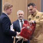 23.11.2022. Kielce. Finał 24. edycji Wojewódzkiego Konkursu Wiedzy o Bezpieczeństwie, Ratownictwie i Obronie Cywilnej. Na zdjęciu (od lewej): Aleksandra Skubik - drugie miejsce, Kazimierz Mądzik - świętokrzyski kurator oświaty, nadbrygadier Krzysztof Ciosek - świętokrzyski Komendant Wojewódzki Państwowej Straży Pożarnej w Kielcach / Fot. Wiktor Taszłow – Radio Kielce