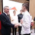 23.11.2022. Kielce. Finał 24. edycji Wojewódzkiego Konkursu Wiedzy o Bezpieczeństwie, Ratownictwie i Obronie Cywilnej. Na zdjęciu (od lewej): Zbigniew Koniusz - wojewoda świętokrzyski, Jakub Ferens - pierwsze miejsce / Fot. Wiktor Taszłow – Radio Kielce