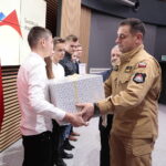 23.11.2022. Kielce. Finał 24. edycji Wojewódzkiego Konkursu Wiedzy o Bezpieczeństwie, Ratownictwie i Obronie Cywilnej. Na zdjęciu (od lewej): Jakub Ferens - pierwsze miejsce, nadbrygadier Krzysztof Ciosek - Świętokrzyski Komendant Wojewódzki Państwowej Straży Pożarnej w Kielcach / Fot. Wiktor Taszłow – Radio Kielce