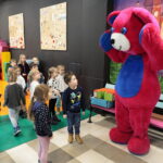 25.11.2022. Kielce. Dzień Pluszowego Misia w Muzeum Zabawek i Zabawy / Fot. Wiktor Taszłow - Radio Kielce