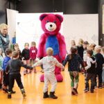 25.11.2022. Kielce. Dzień Pluszowego Misia w Muzeum Zabawek i Zabawy / Fot. Wiktor Taszłow - Radio Kielce