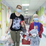 25.11.2022. Kielce. Dzieci na oddziale onkologiczno - hematologicznym otrzymały zabawki. Na zdjęciu Ignaś z mamą / Fot. Wiktor Taszłow - Radio Kielce