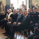 25.11.2022. Kielce. Nagrody dla honorowych dawców krwi Polskiego Czerwonego Krzyża. Na zdjęciu (w środku od lewej): Andrzej Bętkowski - marszałek województwa świętokrzyskiego, Krzysztof Słoń - senator, Zbigniew Koniusz - wojewoda świętokrzyski / Fot. Wiktor Taszłow - Radio Kielce