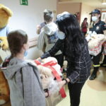 25.11.2022. Kielce. Dzieci na oddziale onkologiczno - hematologicznym otrzymały zabawki / Fot. Wiktor Taszłow - Radio Kielce