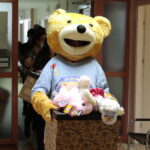 25.11.2022. Kielce. Dzieci na oddziale onkologiczno - hematologicznym otrzymały zabawki / Fot. Wiktor Taszłow - Radio Kielce