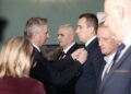 25.11.2022. Kielce. Nagrody dla honorowych dawców krwi Polskiego Czerwonego Krzyża. Medal wręcza Zbigniew Koniusz - wojewoda świętokrzyski/ Fot. Wiktor Taszłow - Radio Kielce