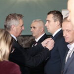 25.11.2022. Kielce. Nagrody dla honorowych dawców krwi Polskiego Czerwonego Krzyża. Medal wręcza Zbigniew Koniusz - wojewoda świętokrzyski/ Fot. Wiktor Taszłow - Radio Kielce