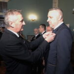 25.11.2022. Kielce. Nagrody dla honorowych dawców krwi Polskiego Czerwonego Krzyża. Medal wręcza Zbigniew Koniusz - wojewoda świętokrzyski/ Fot. Wiktor Taszłow - Radio Kielce