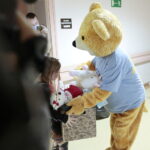 25.11.2022. Kielce. Dzieci na oddziale onkologiczno - hematologicznym otrzymały zabawki / Fot. Wiktor Taszłow - Radio Kielce