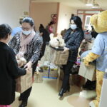 25.11.2022. Kielce. Dzieci na oddziale onkologiczno - hematologicznym otrzymały zabawki / Fot. Wiktor Taszłow - Radio Kielce