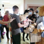 25.11.2022. Kielce. Dzieci na oddziale onkologiczno - hematologicznym otrzymały zabawki / Fot. Wiktor Taszłow - Radio Kielce
