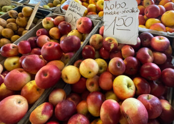 24.11.2022. Ostrowiec Świętokrzyski. Osiedle Słoneczne. Pasaż handlowy / Fot. Emilia Sitarska - Radio Kielce