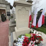 11.11.2022. Iwaniska. Odsłonięcie odnowionego pomnika ostatniego burmistrza Iwanisk. / Fot. Emilia Sitarska - Radio Kielce