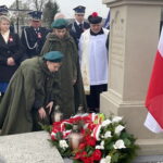 11.11.2022. Iwaniska. Odsłonięcie odnowionego pomnika ostatniego burmistrza Iwanisk. / Fot. Emilia Sitarska - Radio Kielce