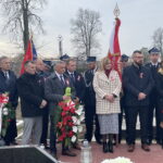 11.11.2022. Iwaniska. Odsłonięcie odnowionego pomnika ostatniego burmistrza Iwanisk. / Fot. Emilia Sitarska - Radio Kielce