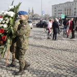 11.11.2022. Kielce. Złożenie kwiatów przed Pomnikiem Niepodległości, na placu przy dworcu PKP / Fot. Jarosław Kubalski - Radio Kielce