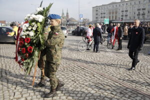 11.11.2022. Kielce. Złożenie kwiatów przed Pomnikiem Niepodległości, na placu przy dworcu PKP / Fot. Jarosław Kubalski - Radio Kielce