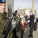 11.11.2022. Kielce. Złożenie kwiatów przed Pomnikiem Niepodległości, na placu przy dworcu PKP . Na zdjęciu: wojewoda świętokrzyski, Zbigniew Koniusz / Fot. Jarosław Kubalski - Radio Kielce