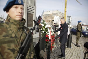 11.11.2022. Kielce. Złożenie kwiatów przed Pomnikiem Niepodległości, na placu przy dworcu PKP . Na zdjęciu: wojewoda świętokrzyski, Zbigniew Koniusz / Fot. Jarosław Kubalski - Radio Kielce