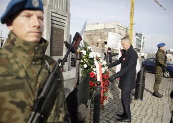 11.11.2022. Kielce. Złożenie kwiatów przed Pomnikiem Niepodległości, na placu przy dworcu PKP . Na zdjęciu: wojewoda świętokrzyski, Zbigniew Koniusz / Fot. Jarosław Kubalski - Radio Kielce