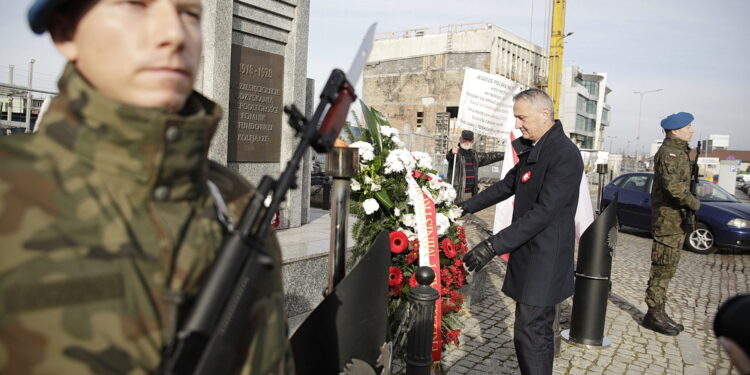 11.11.2022. Kielce. Złożenie kwiatów przed Pomnikiem Niepodległości, na placu przy dworcu PKP . Na zdjęciu: wojewoda świętokrzyski, Zbigniew Koniusz / Fot. Jarosław Kubalski - Radio Kielce