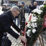 11.11.2022. Kielce. Złożenie kwiatów przed Pomnikiem Niepodległości, na placu przy dworcu PKP . Na zdjęciu: prezydent Kielc, Bogdan Wenta / Fot. Jarosław Kubalski - Radio Kielce