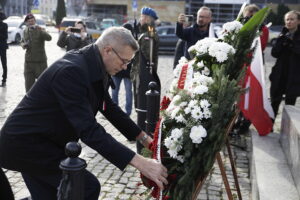 11.11.2022. Kielce. Złożenie kwiatów przed Pomnikiem Niepodległości, na placu przy dworcu PKP . Na zdjęciu: prezydent Kielc, Bogdan Wenta / Fot. Jarosław Kubalski - Radio Kielce