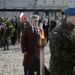 11.11.2022. Kielce. Złożenie kwiatów przed Pomnikiem Niepodległości, na placu przy dworcu PKP . Na zdjęciu: senator Krzysztof Słoń / Fot. Jarosław Kubalski - Radio Kielce