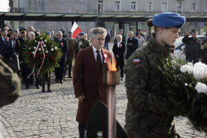 11.11.2022. Kielce. Złożenie kwiatów przed Pomnikiem Niepodległości, na placu przy dworcu PKP . Na zdjęciu: senator Krzysztof Słoń / Fot. Jarosław Kubalski - Radio Kielce