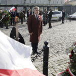 11.11.2022. Kielce. Złożenie kwiatów przed Pomnikiem Niepodległości, na placu przy dworcu PKP . Na zdjęciu: senator Krzysztof Słoń / Fot. Jarosław Kubalski - Radio Kielce