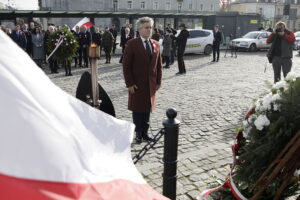 11.11.2022. Kielce. Złożenie kwiatów przed Pomnikiem Niepodległości, na placu przy dworcu PKP . Na zdjęciu: senator Krzysztof Słoń / Fot. Jarosław Kubalski - Radio Kielce