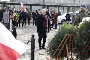 11.11.2022. Kielce. Złożenie kwiatów przed Pomnikiem Niepodległości, na placu przy dworcu PKP . Na zdjęciu: marszałek Andrzej Bętkowski / Fot. Jarosław Kubalski - Radio Kielce