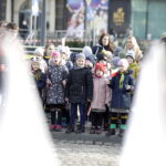 11.11.2022. Kielce. Złożenie kwiatów przed Pomnikiem Niepodległości, na placu przy dworcu PKP / Fot. Jarosław Kubalski - Radio Kielce